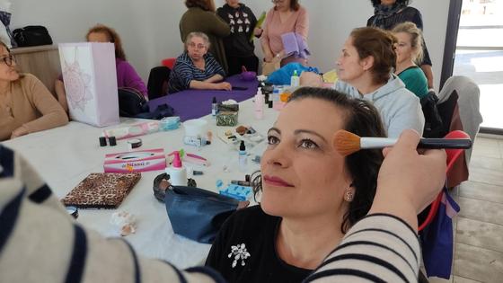 Las alumnas del programa 'Re-evoluciona' participan en una formación de manicura y maquillaje
