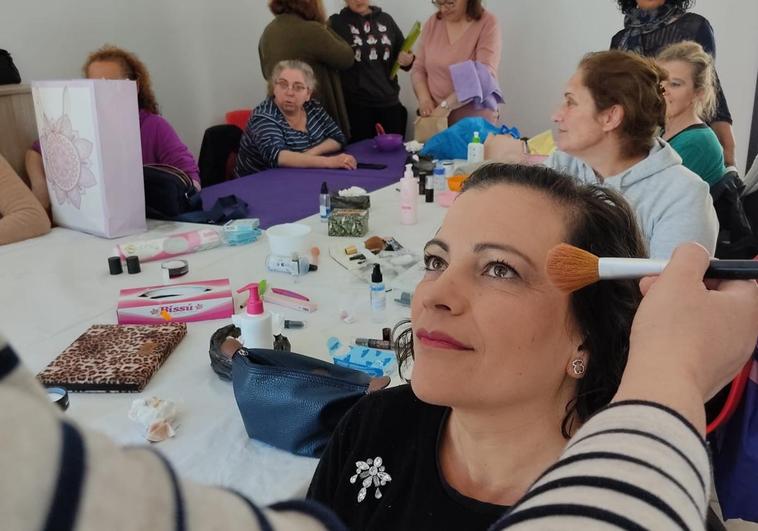 Las alumnas del programa 'Re-evoluciona' participan en una formación de manicura y maquillaje