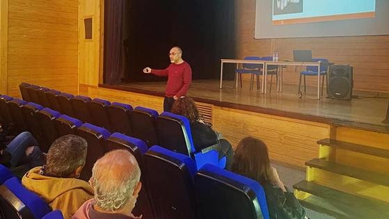 José Serrano imparte la charla 'Educar en positivo y libre de roles y estereotipos'