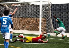 Sebas despeja una ocasión a Josu, que acaba por los aires
