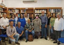 Participantes en el encuentro junto al autor