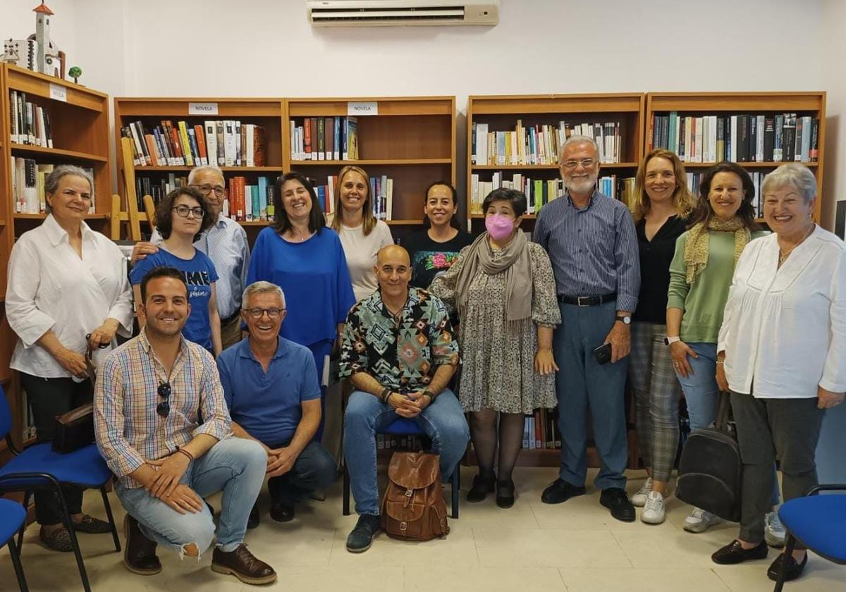 Participantes en el encuentro junto al autor