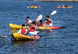 Disfrutando del piragüismo en el pantano de Piedra Aguda