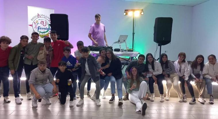 Los jóvenes disfrutan de la Fiesta 'Welcome Primavera'