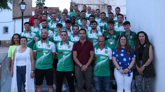 El ayuntamiento recibe al Racing Valverdeño tras su exitosa temporada