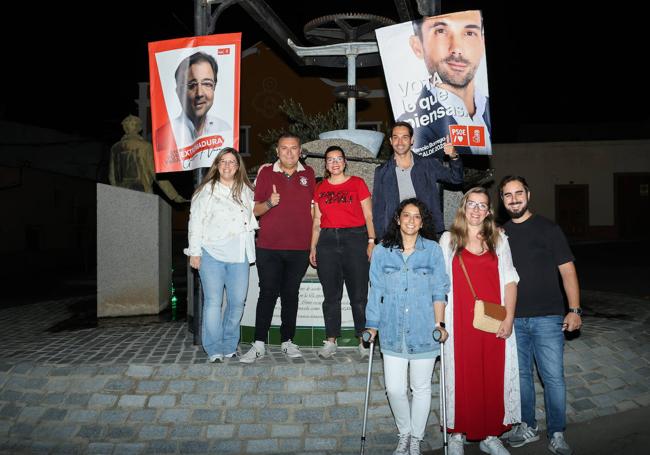 El candidato socialista, Manolo Borrego, con algunos de sus compañeros