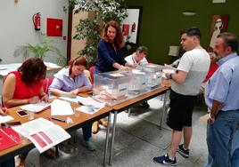 Padre e hijo acuden a votar en las elecciones de 2019