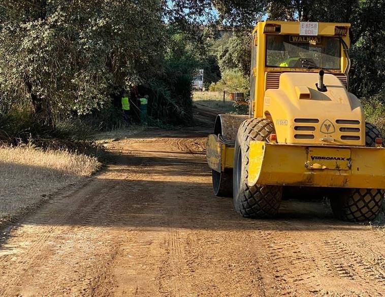En marcha labores de mantenimiento y mejora de los caminos rurales