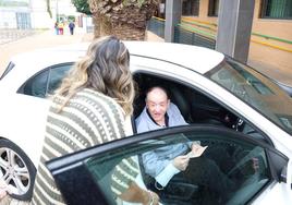 Un vecino votó desde su coche por los problemas de movilidad