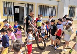 Los alumnos reciben al ciclista