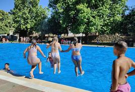 En la piscina municipal