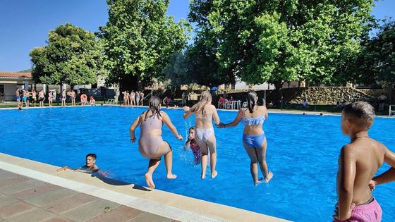 Unas 300 personas disfrutan del primer baño de la temporada