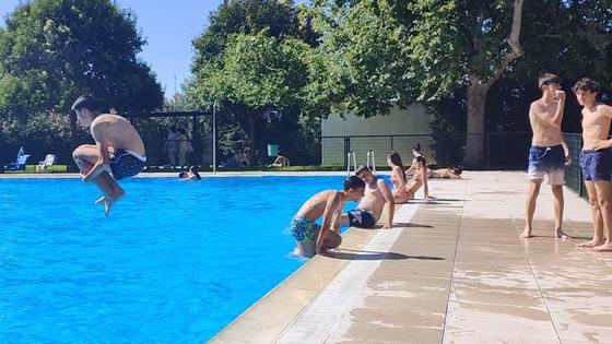 La piscina recibe a más de 800 personas en los primeros cuatro días