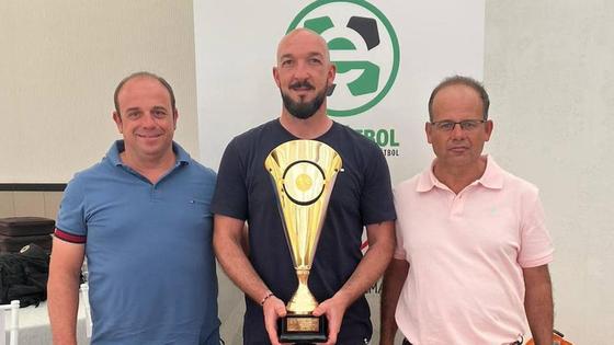 La Federación Extremeña de Fútbol entrega el trofeo de campeón de liga al Racing Valverdeño