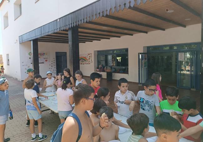 Comiendo chucerías y golosinas