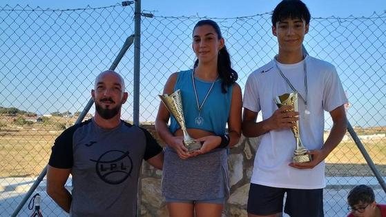 Leire y Ángel ganan el torneo de pádel junior del verano