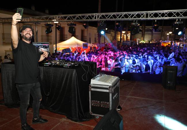 Los DJs animaron durante toda la noche