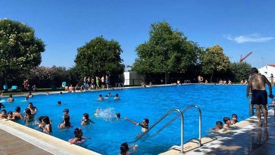 Las altas temperaturas hacen que amplíen el horario de la piscina
