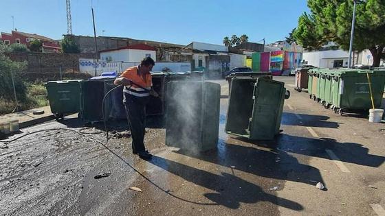 Proceden con la limpieza y desinfección de los contenedores