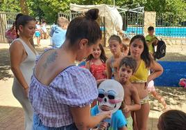 Visita de 'La Diabla' al campamento