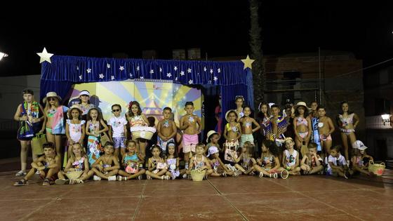 Los candidatos a miss y míster brillan en el desfile infantil