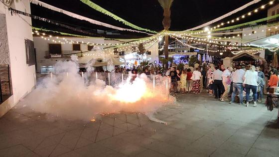 La quema de una ruidosa y larga traca pone punto y final a las Ferias de Agosto