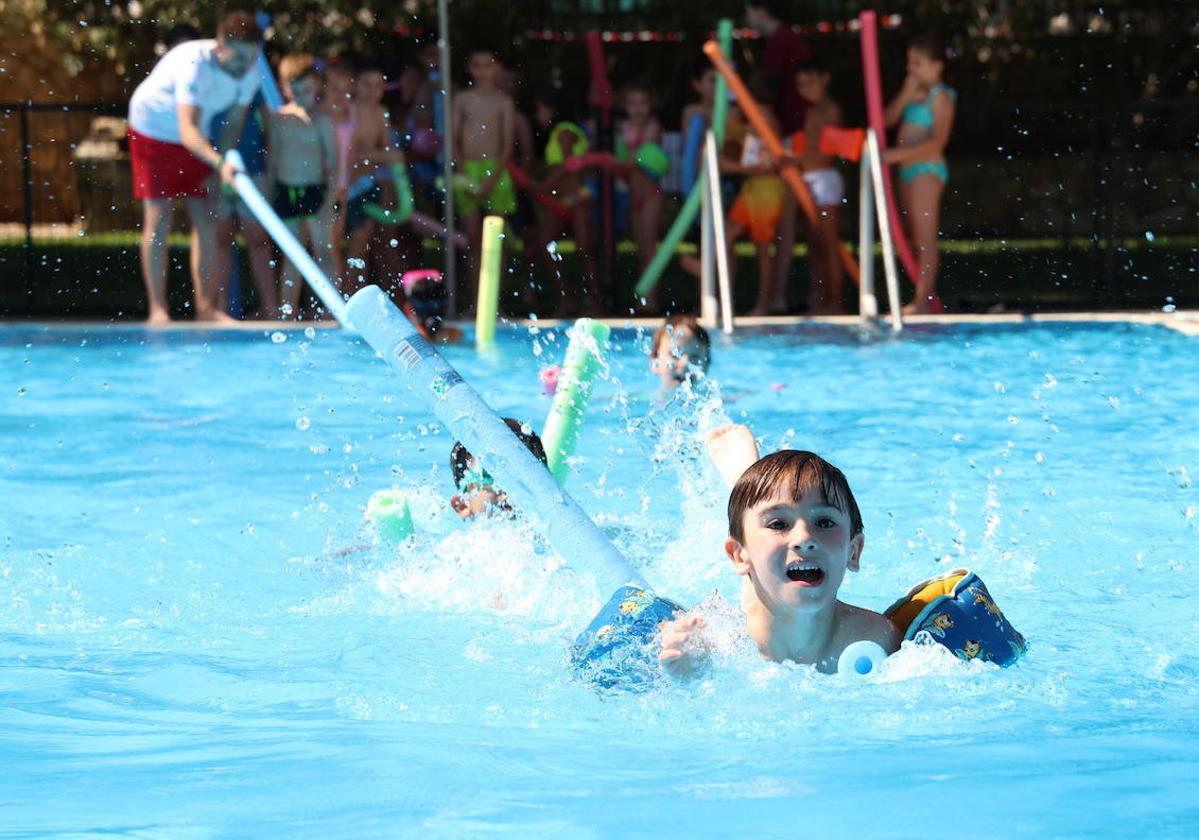 Durante los cursos de natación al comienzo del verano