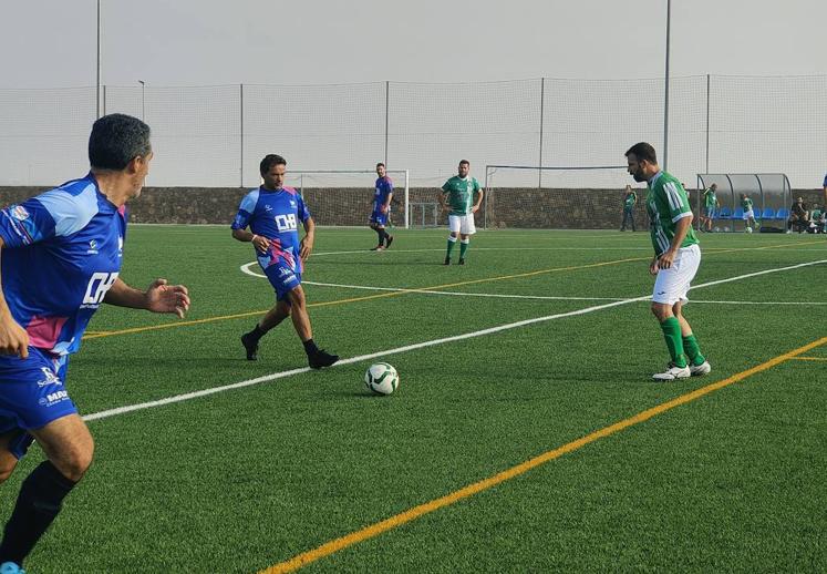 Imagen principal - Algunas imágenes del partido y entrega de trofeos