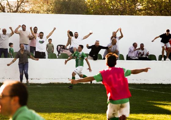 Aficionados y jugadores celebran el gol de la victoria