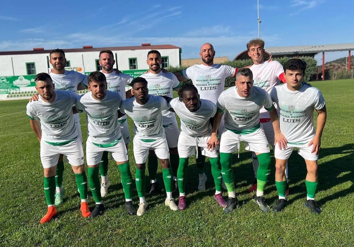 Equipo titular con la camiseta con un mensaje de ánimo a Luis