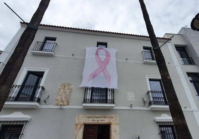 Fachada con el lazo gigante rosa