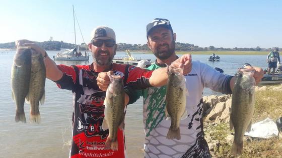 Carlos Raúl Muñoz y Antonio Calvo acaban cuartos en el campeonato regional de embarcación