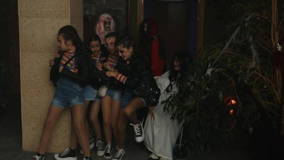 Risas y sustos en el pasaje del terror de Halloween