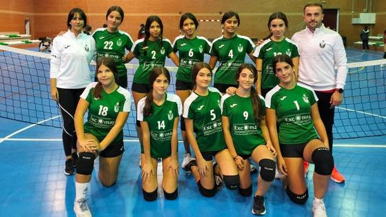 El infantil de voleibol consigue su primer triunfo en el segundo partido de liga