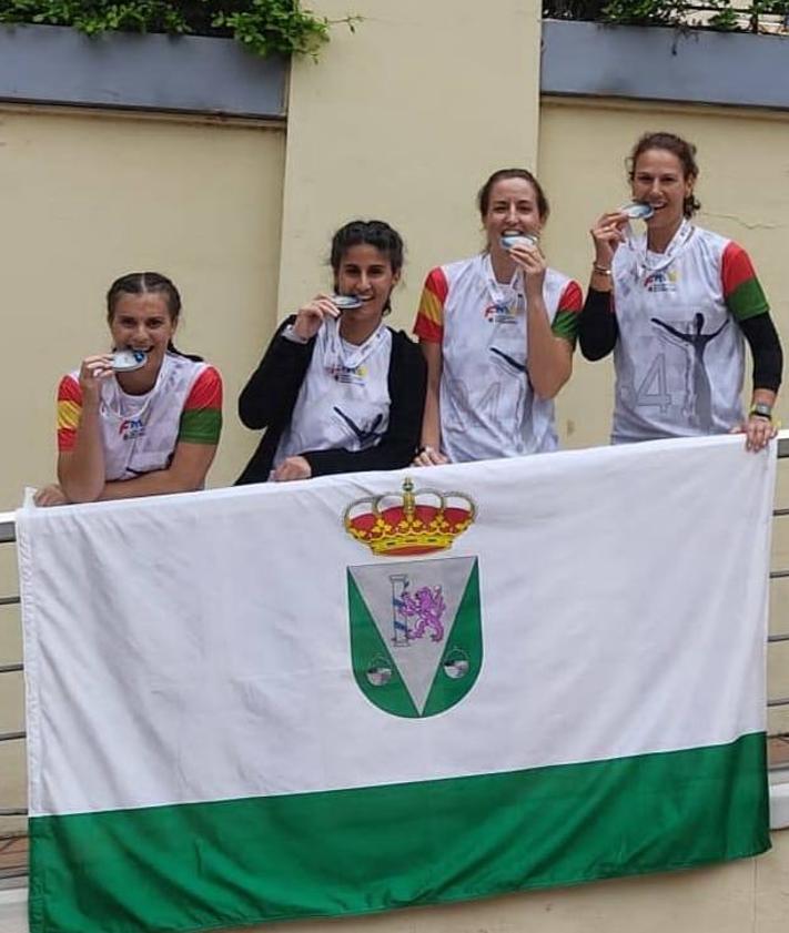 Imagen secundaria 2 - Algunas imágenes de la media maratón