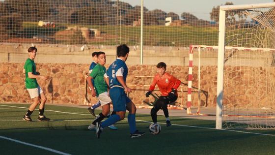 El líder no falla ante los juveniles de la EMD