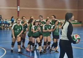 Las alevines celebran un set