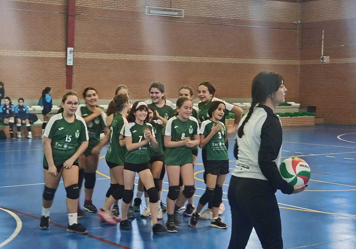Las alevines celebran un set