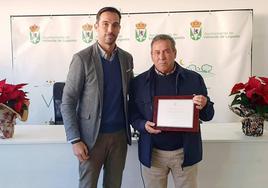 El alcalde entrega la placa a Francisco