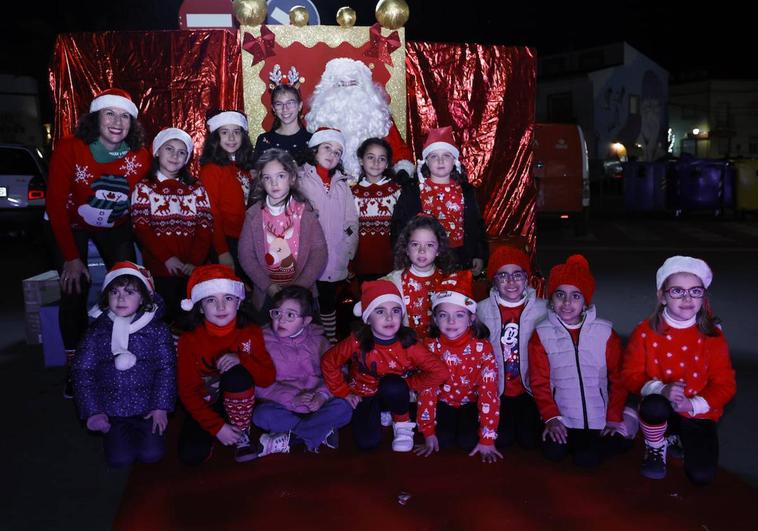 Las chicas de patinaje y zumba junto a Papa Noel