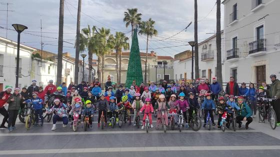 Pequeños, jóvenes y mayores disfrutan del 'Paseo Navideño en bici'