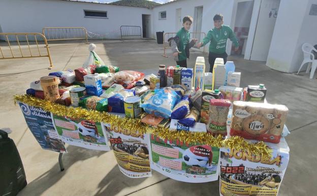 Parte de los productos recaudados en la actividad Futkilo