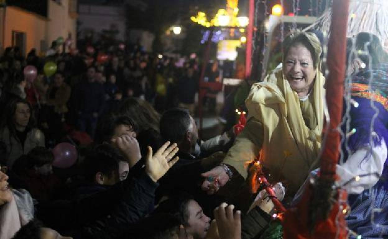 Repartiendo caramelos y mucha ilusión durante la cabalgata de los Reyes Magos