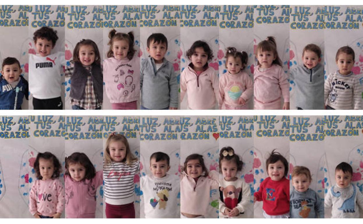 Los pequeños de la guardería celebrando el Día de la Paz