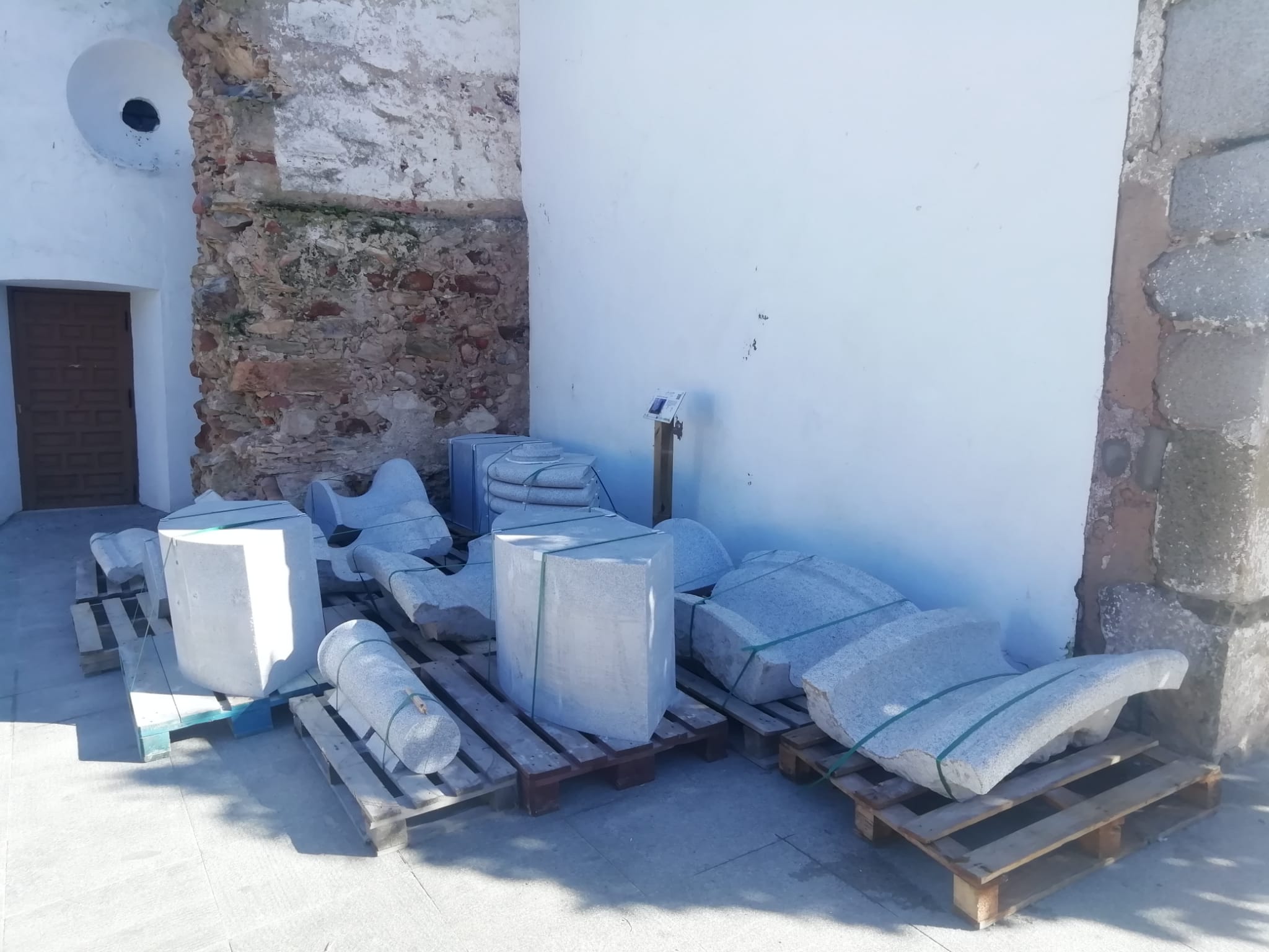 Imagen secundaria 1 - 1 y 3. Fotografías junto a la antigua fuente. 2. Piezas para su reconstrucción