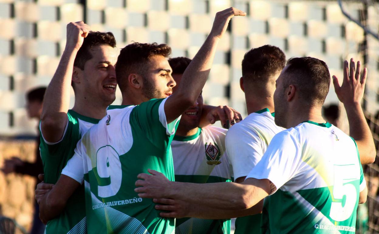 Los valverdeños celebran el cuarto gol de la tarde, de Manu Ferrera