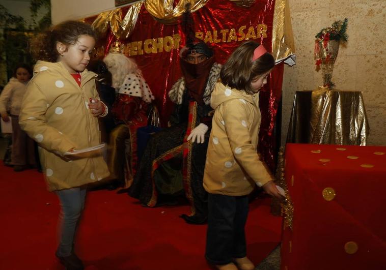 Echando las cartas en el buzón de los Reyes Magos