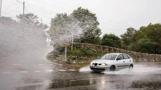 ¿Cómo conducir con seguridad si hay balsas de agua en la carretera?