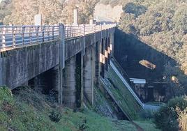 Piedra Aguda vertiendo agua por el aliviadero más cercano a Olivenza
