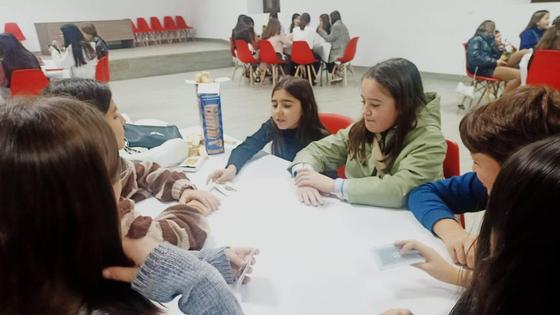 Los jóvenes y pequeños disfrutan en el Espacio Joven
